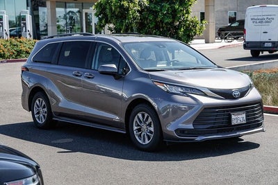 2021 Toyota Sienna LE 8 Passenger