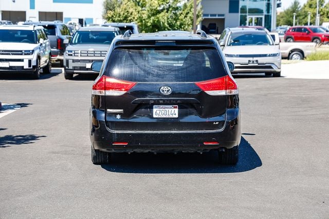 2013 Toyota Sienna LE 8 Passenger
