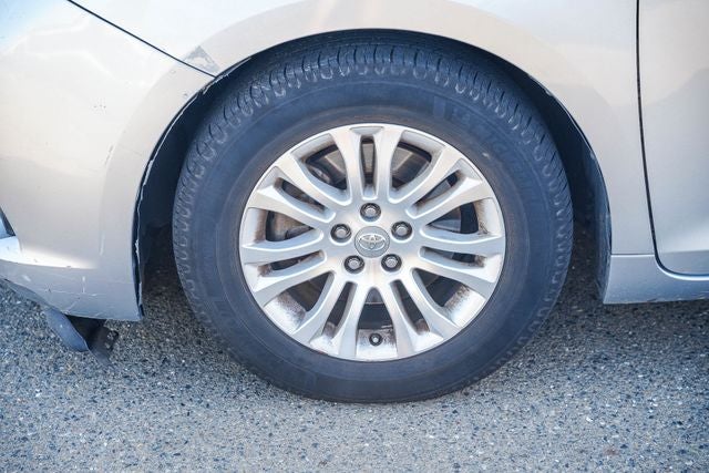 2015 Toyota Sienna XLE 8 Passenger