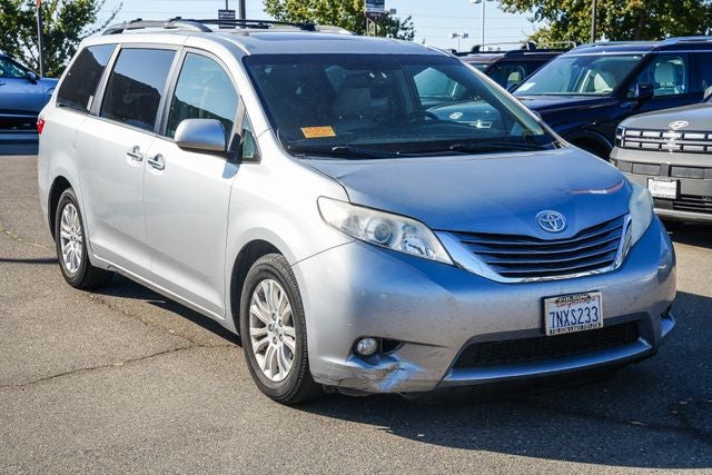2015 Toyota Sienna XLE 8 Passenger